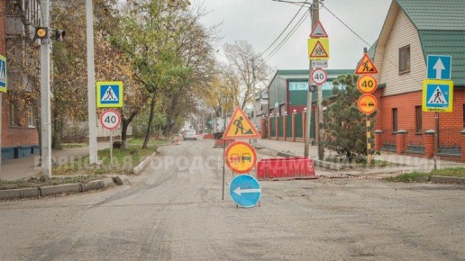 В Брянске на улице Камозина срезали старый асфальт и обустраивают тротуары