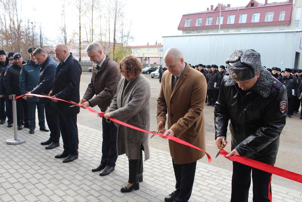 В Брянске торжественно открыли обновленное здание для нескольких подразделений полиции В Брянске торжественно открыли обновленное здание для нескольких подразделений полиции