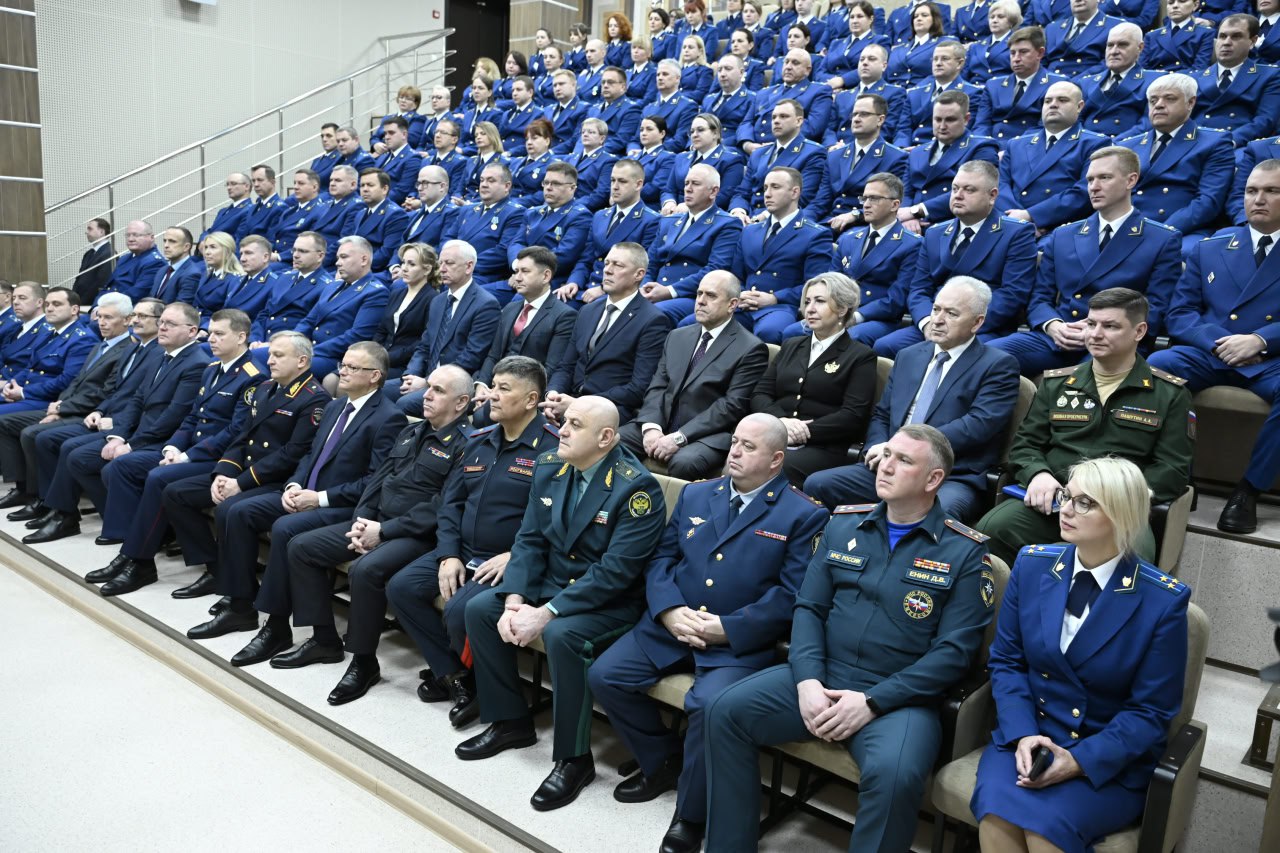 Александр Богомаз: Я рад приветствовать в нашем приграничном регионе, на нашей славной и героической Брянской земле нового прокурора Владимира Яковлевича Мосина! Его представил заместитель Генерального прокурора Российской... Александр Богомаз: Я рад приветствовать в нашем приграничном регионе, на нашей славной и героической Брянской земле нового прокурора Владимира Яковлевича Мосина! Его представил заместитель Генерального прокурора Российской...