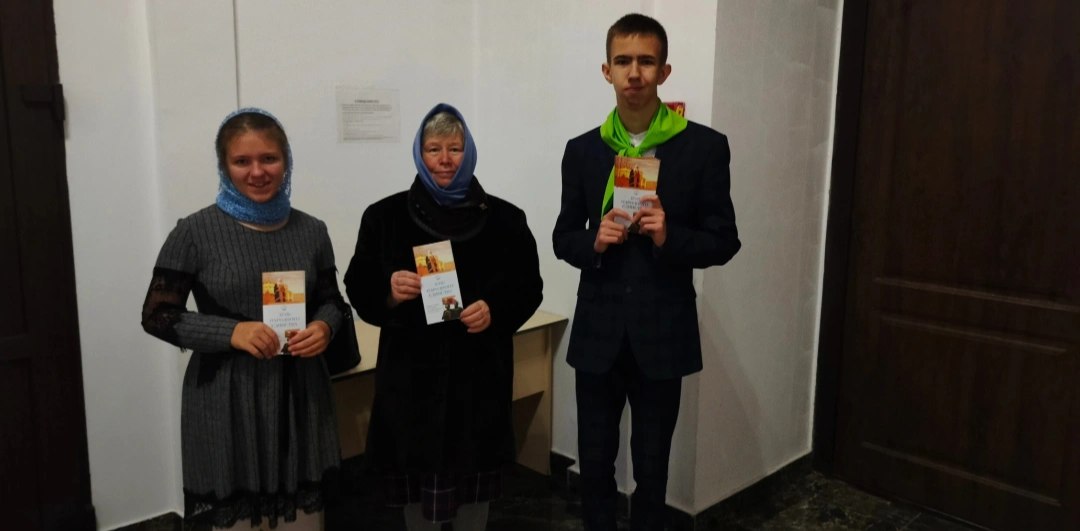 Волонтеры кафедрального Богоявленского собора поздравили прихожан с Днем Казанской иконы Божией Матери Волонтеры кафедрального Богоявленского собора поздравили прихожан с Днем Казанской иконы Божией Матери