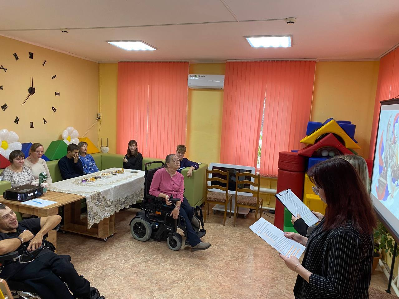 1 ноября 2025 года в отделении дневного пребывания и реабилитации ГБУ КЦСОН Климовского района состоялась встреча, посвящённая Дню народного единства 1 ноября 2025 года в отделении дневного пребывания и реабилитации ГБУ КЦСОН Климовского района состоялась встреча, посвящённая Дню народного единства