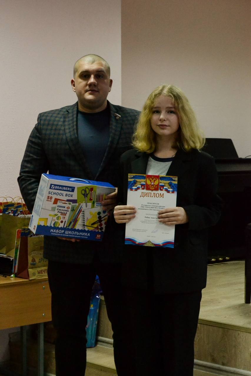 В актовом зале Детской школы искусств №6 состоялась торжественная церемония награждения победителей II открытого конкурса рисунка «Рисуем единую страну», посвященного Дню народного единства В актовом зале Детской школы искусств №6 состоялась торжественная церемония награждения победителей II открытого конкурса рисунка «Рисуем единую страну», посвященного Дню народного единства