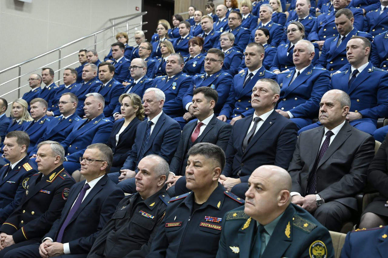 Александр Богомаз: Я рад приветствовать в нашем приграничном регионе, на нашей славной и героической Брянской земле нового прокурора Владимира Яковлевича Мосина! Его представил заместитель Генерального прокурора Российской... Александр Богомаз: Я рад приветствовать в нашем приграничном регионе, на нашей славной и героической Брянской земле нового прокурора Владимира Яковлевича Мосина! Его представил заместитель Генерального прокурора Российской...