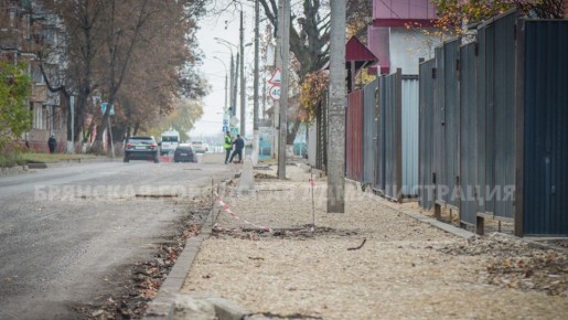В Брянске строители убрали фрезой старое асфальтобетонное покрытие на Камозина