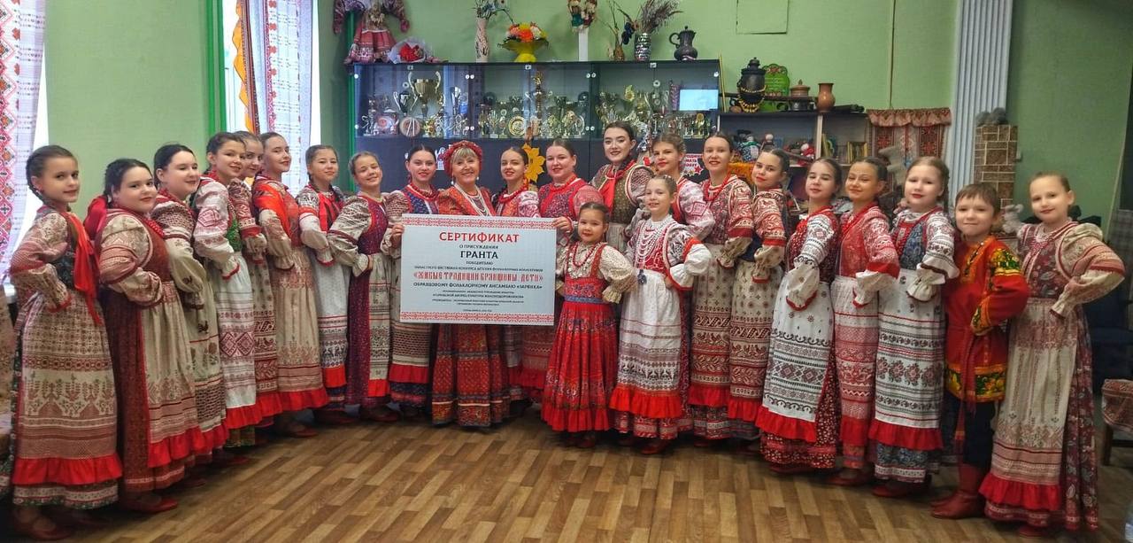 Прошло совсем немного времени с 17 июля этого года, как образцовому фольклорному ансамблю «Зарянка» Городского Дворца культуры железнодорожников вручили Грантовый Сертификат , как победителю Областного конкурса детских... Прошло совсем немного времени с 17 июля этого года, как образцовому фольклорному ансамблю «Зарянка» Городского Дворца культуры железнодорожников вручили Грантовый Сертификат , как победителю Областного конкурса детских...