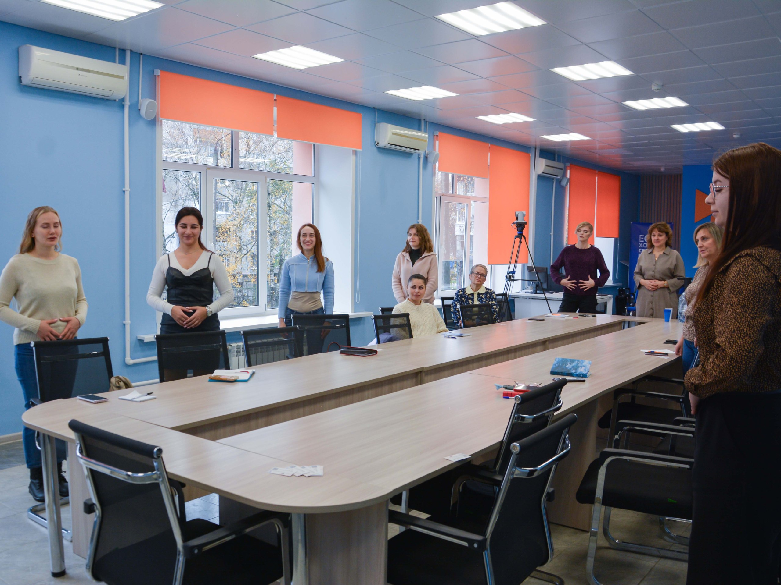 31 октября в Кадровом центре "Работа России" города Брянска прошла пятая встреча коллективного офиса "Мама-профи" -путешествие в мир гармонии, расслабления и внутренней энергии.На мероприятии выступили два профессионала... 31 октября в Кадровом центре "Работа России" города Брянска прошла пятая встреча коллективного офиса "Мама-профи" -путешествие в мир гармонии, расслабления и внутренней энергии.На мероприятии выступили два профессионала...