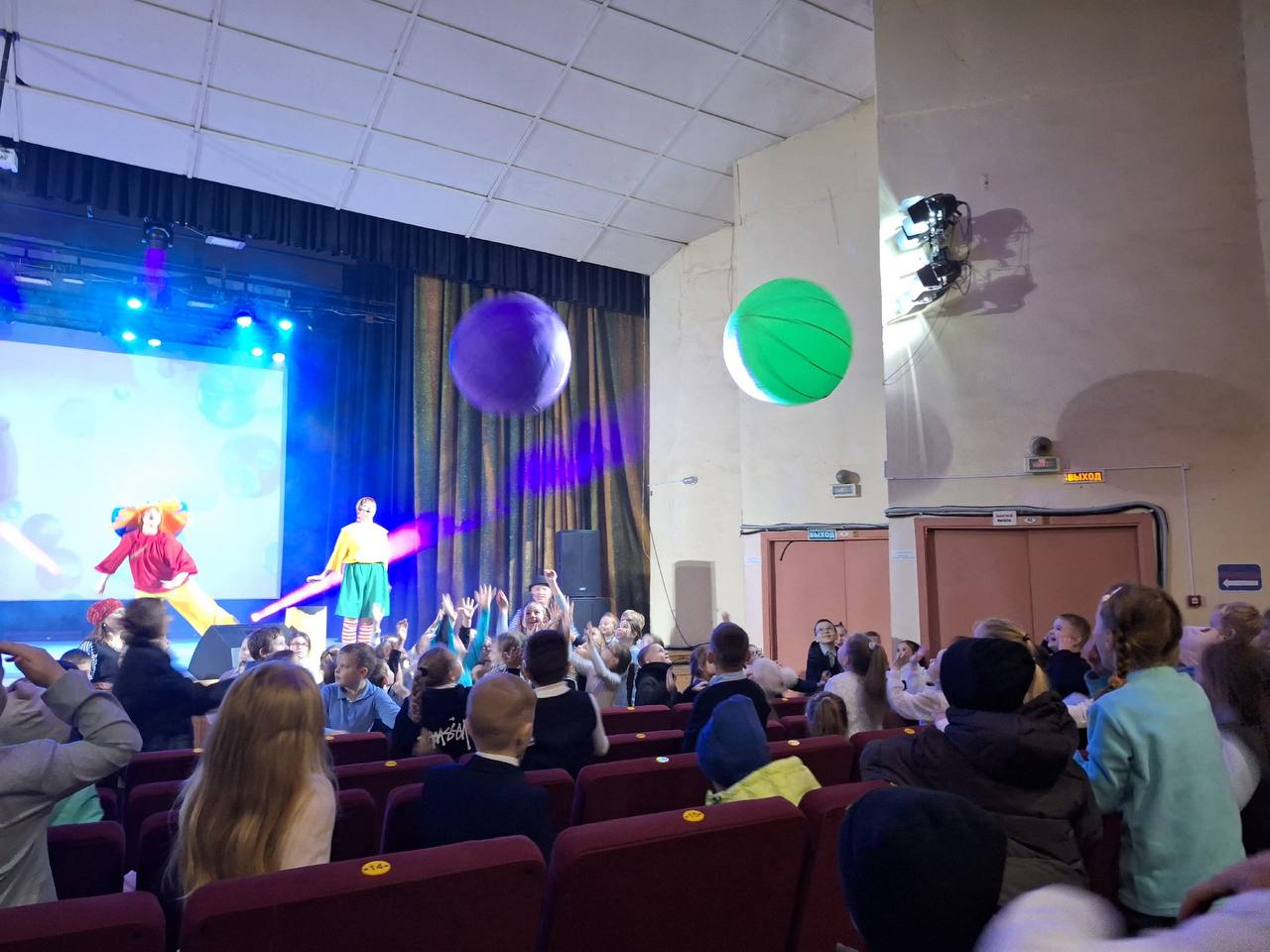 7 ноября на сцене Городского Дворца культуры имени Д.Е.Кравцова состоялось невероятное театрализованное шоу — настоящее путешествие по миру любимых мультфильмов! 7 ноября на сцене Городского Дворца культуры имени Д.Е.Кравцова состоялось невероятное театрализованное шоу — настоящее путешествие по миру любимых мультфильмов!