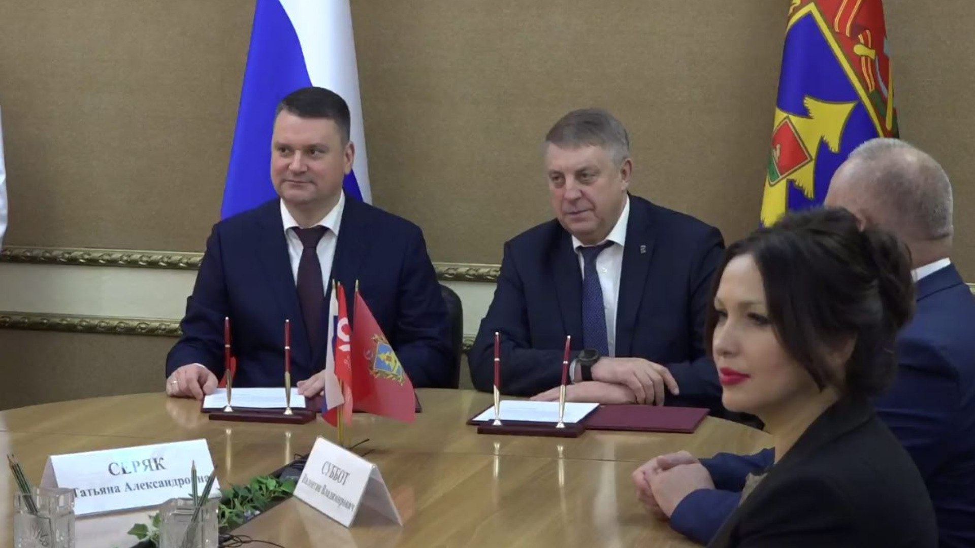 Богомаз подписал с Чирковым соглашение о сотрудничестве по госполитике в соцсфере