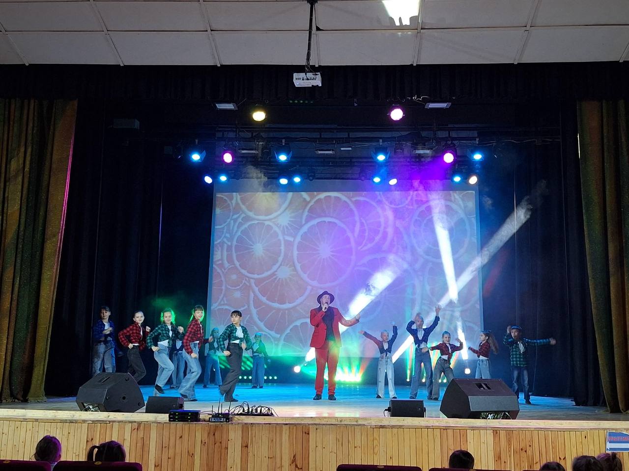 7 ноября на сцене Городского Дворца культуры имени Д.Е.Кравцова состоялось невероятное театрализованное шоу — настоящее путешествие по миру любимых мультфильмов! 7 ноября на сцене Городского Дворца культуры имени Д.Е.Кравцова состоялось невероятное театрализованное шоу — настоящее путешествие по миру любимых мультфильмов!