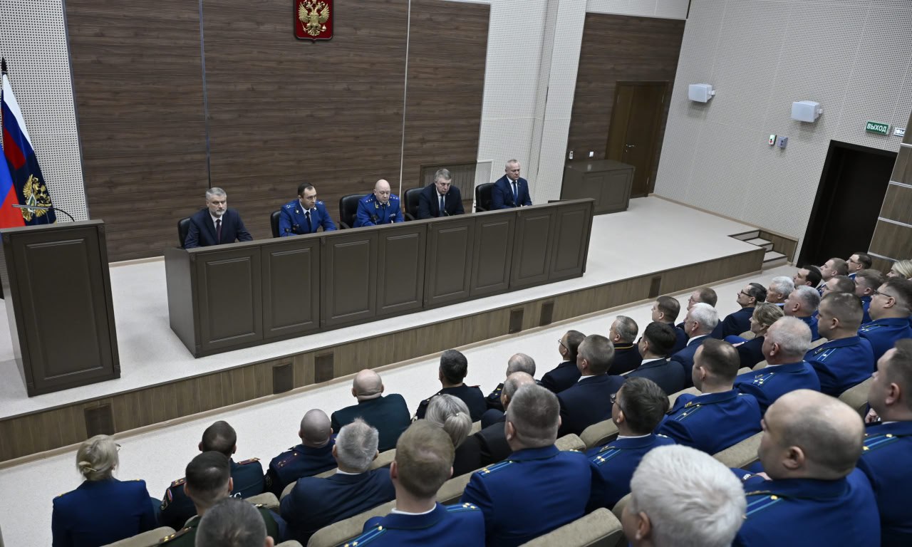 Александр Богомаз: Я рад приветствовать в нашем приграничном регионе, на нашей славной и героической Брянской земле нового прокурора Владимира Яковлевича Мосина! Его представил заместитель Генерального прокурора Российской... Александр Богомаз: Я рад приветствовать в нашем приграничном регионе, на нашей славной и героической Брянской земле нового прокурора Владимира Яковлевича Мосина! Его представил заместитель Генерального прокурора Российской...