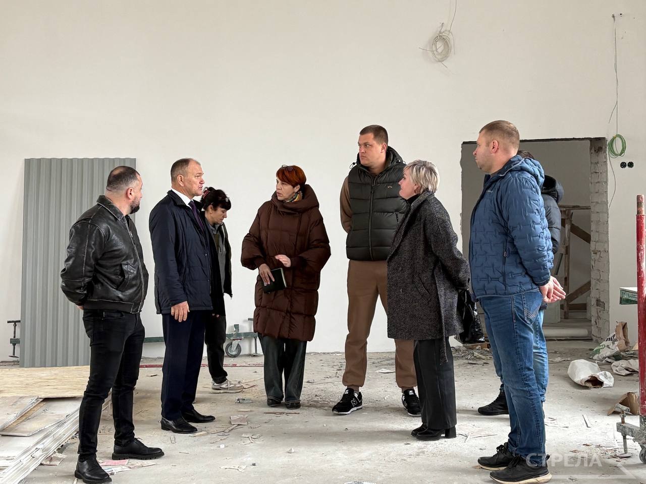 В Брянске в Бежицком районе продолжаются работы на территории школы № 42. Капитальный ремонт здесь стартовал в апреле, затем администрация города поменяла подрядчика из-за неудовлетворительных темпов В Брянске в Бежицком районе продолжаются работы на территории школы № 42. Капитальный ремонт здесь стартовал в апреле, затем администрация города поменяла подрядчика из-за неудовлетворительных темпов