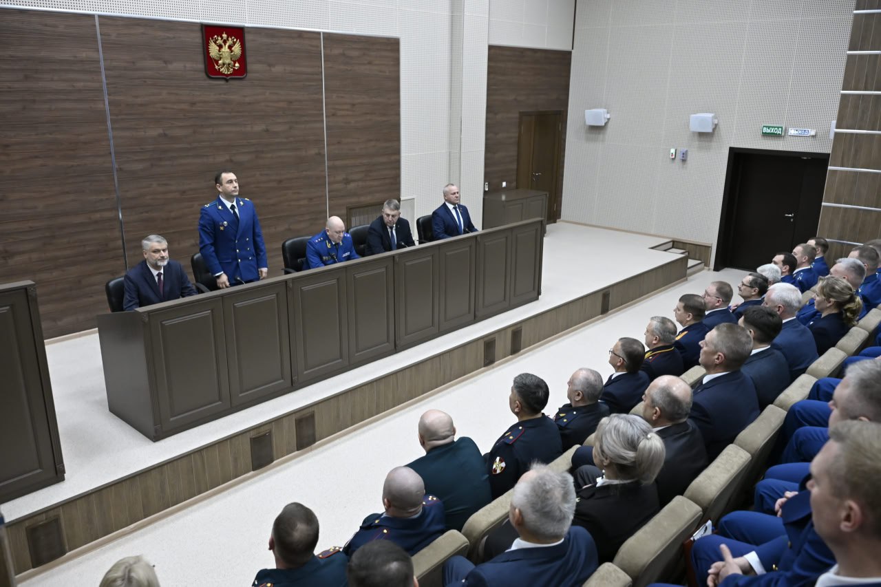 Александр Богомаз: Я рад приветствовать в нашем приграничном регионе, на нашей славной и героической Брянской земле нового прокурора Владимира Яковлевича Мосина! Его представил заместитель Генерального прокурора Российской... Александр Богомаз: Я рад приветствовать в нашем приграничном регионе, на нашей славной и героической Брянской земле нового прокурора Владимира Яковлевича Мосина! Его представил заместитель Генерального прокурора Российской...