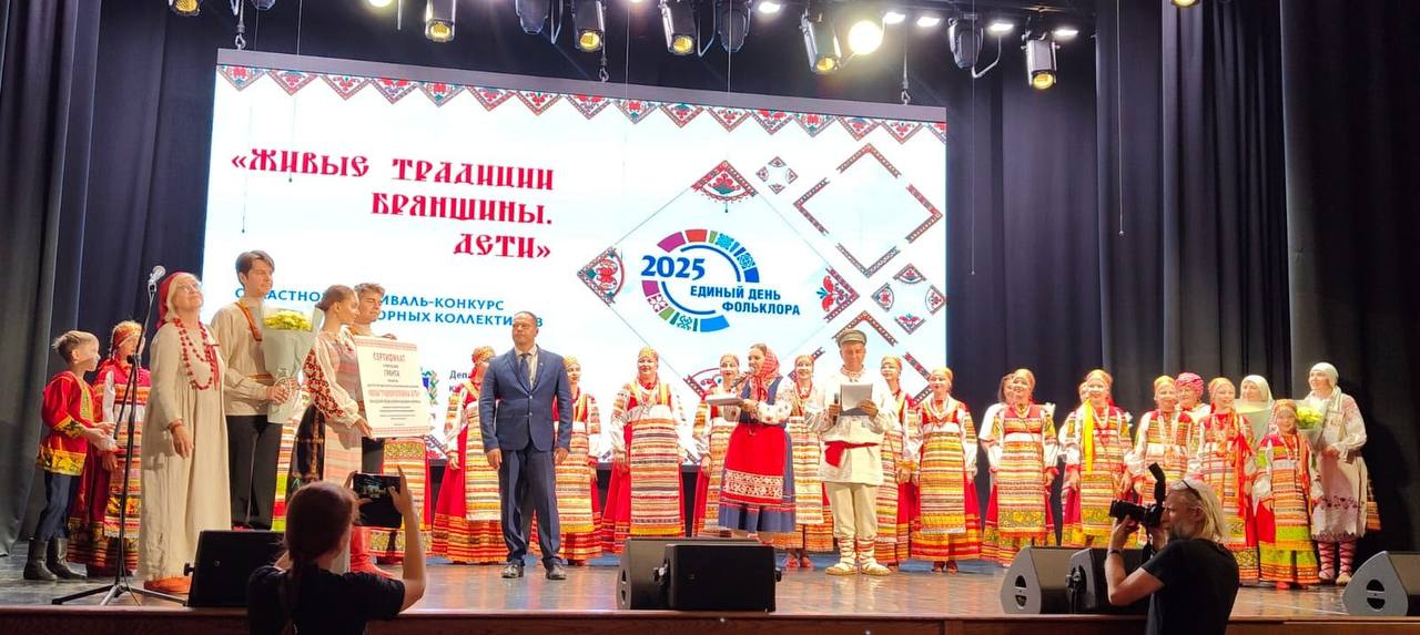 Прошло совсем немного времени с 17 июля этого года, как образцовому фольклорному ансамблю «Зарянка» Городского Дворца культуры железнодорожников вручили Грантовый Сертификат , как победителю Областного конкурса детских... Прошло совсем немного времени с 17 июля этого года, как образцовому фольклорному ансамблю «Зарянка» Городского Дворца культуры железнодорожников вручили Грантовый Сертификат , как победителю Областного конкурса детских...