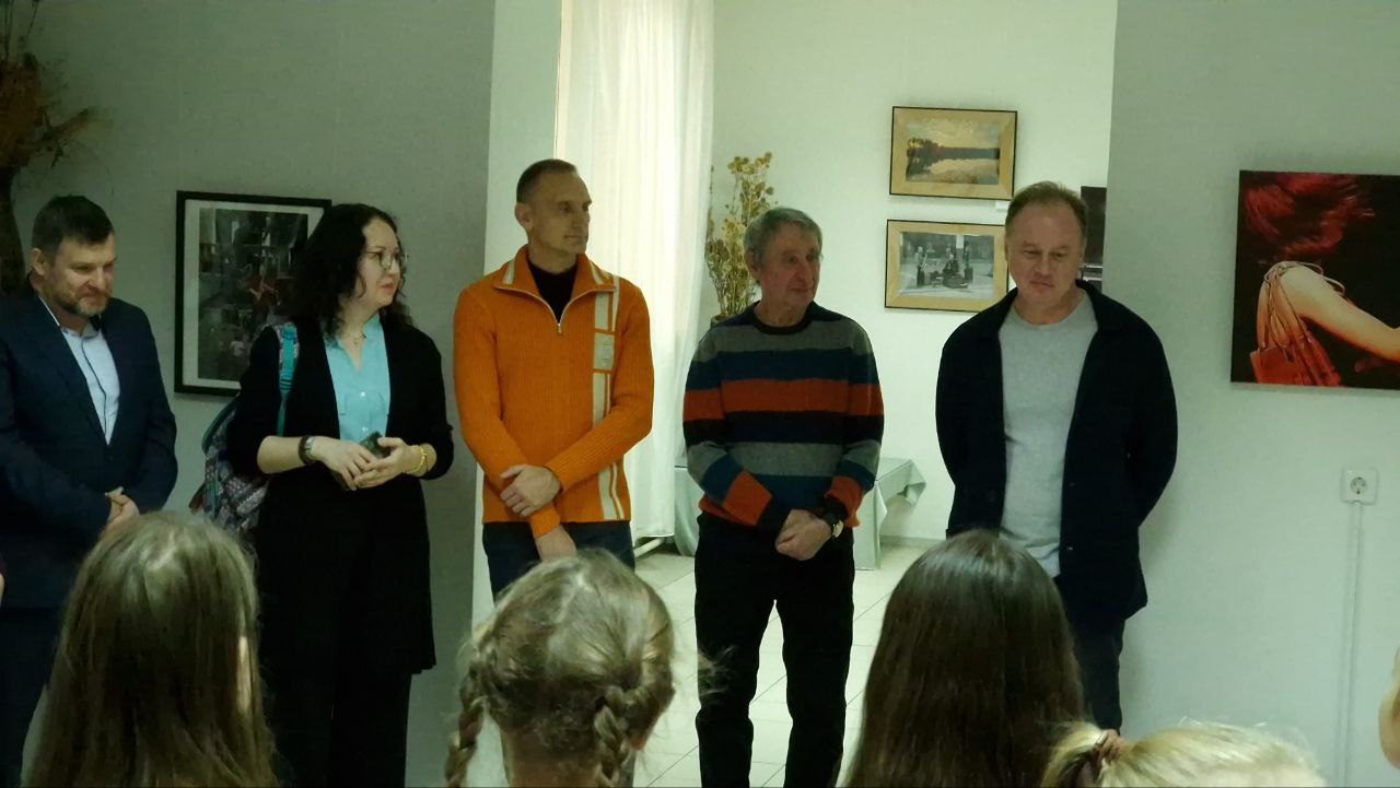 В Брянске сегодня, 8 ноября, в залах городской детской художественной школы открылась фотовыставка "Осенняя рапсодия" В Брянске сегодня, 8 ноября, в залах городской детской художественной школы открылась фотовыставка "Осенняя рапсодия"