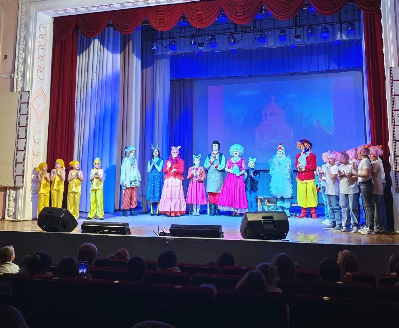 Сегодня на сцене Дворца культуры поселка Белые Берега состоялся показ спектакля «Кошкин дом» Сегодня на сцене Дворца культуры поселка Белые Берега состоялся показ спектакля «Кошкин дом»