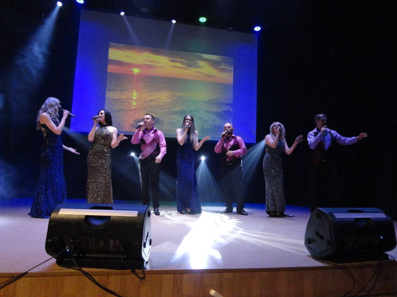 В Доме культуры Володарского района состоялся музыкальный батл между двумя совершенно разными городскими коллективами: народной студии эстрадного вокала «Махаон» и народной вокальной студии эстрадной песни «Созвучие» В Доме культуры Володарского района состоялся музыкальный батл между двумя совершенно разными городскими коллективами: народной студии эстрадного вокала «Махаон» и народной вокальной студии эстрадной песни «Созвучие»