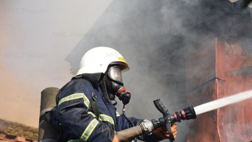 На улице Урицкого в поселке Белые Берега сгорел дом