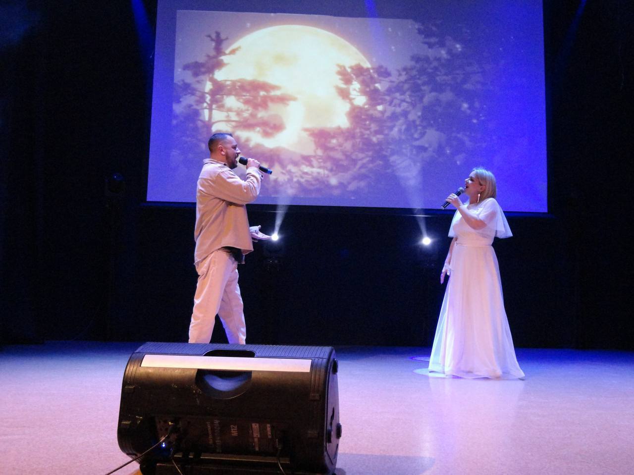 В Доме культуры Володарского района состоялся музыкальный батл между двумя совершенно разными городскими коллективами: народной студии эстрадного вокала «Махаон» и народной вокальной студии эстрадной песни «Созвучие» В Доме культуры Володарского района состоялся музыкальный батл между двумя совершенно разными городскими коллективами: народной студии эстрадного вокала «Махаон» и народной вокальной студии эстрадной песни «Созвучие»