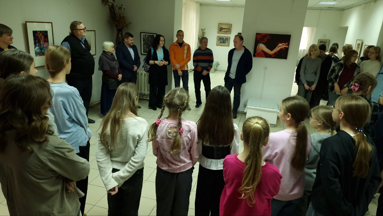 В Брянске сегодня, 8 ноября, в залах городской детской художественной школы открылась фотовыставка "Осенняя рапсодия" В Брянске сегодня, 8 ноября, в залах городской детской художественной школы открылась фотовыставка "Осенняя рапсодия"