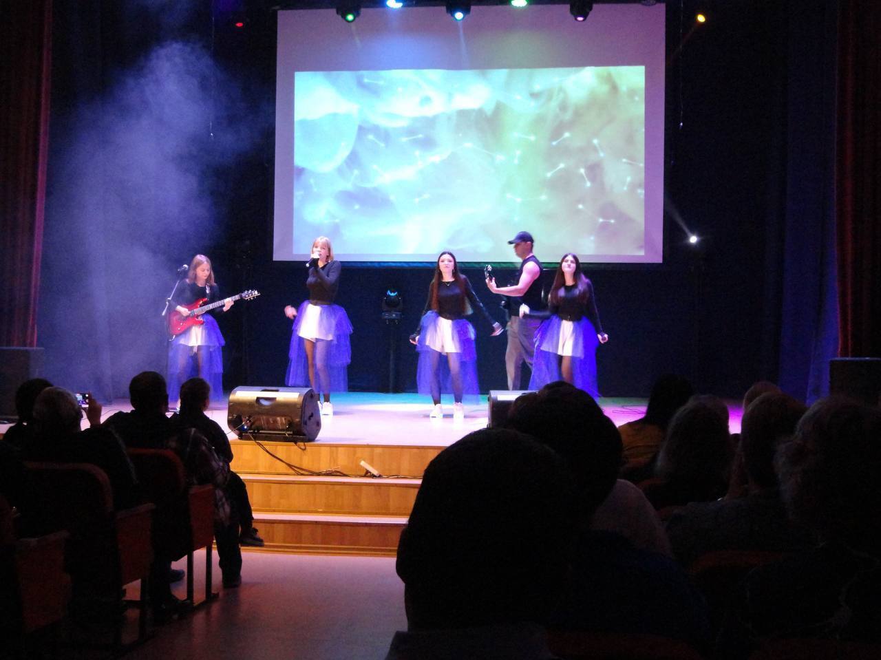 В Доме культуры Володарского района состоялся музыкальный батл между двумя совершенно разными городскими коллективами: народной студии эстрадного вокала «Махаон» и народной вокальной студии эстрадной песни «Созвучие» В Доме культуры Володарского района состоялся музыкальный батл между двумя совершенно разными городскими коллективами: народной студии эстрадного вокала «Махаон» и народной вокальной студии эстрадной песни «Созвучие»