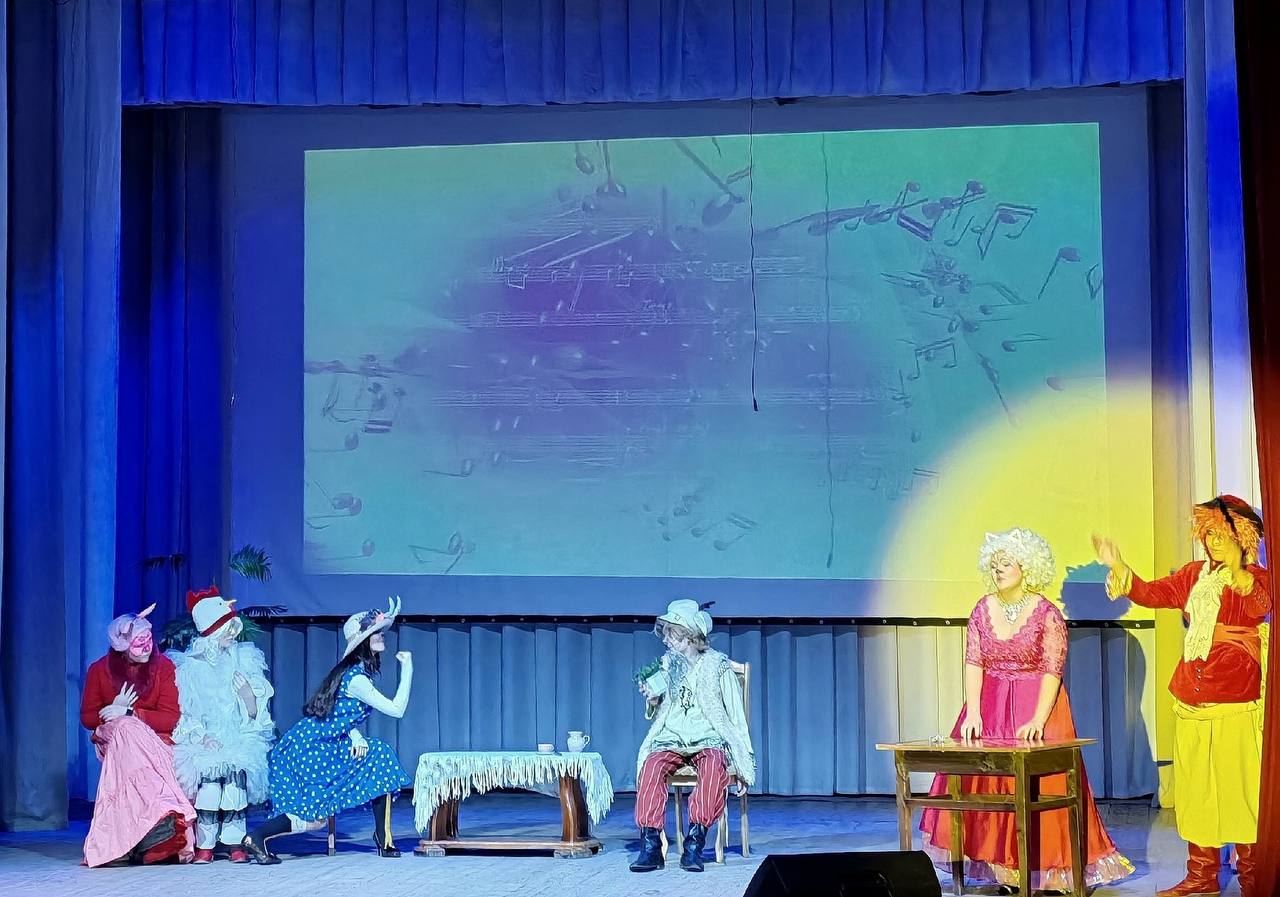 Сегодня на сцене Дворца культуры поселка Белые Берега состоялся показ спектакля «Кошкин дом» Сегодня на сцене Дворца культуры поселка Белые Берега состоялся показ спектакля «Кошкин дом»