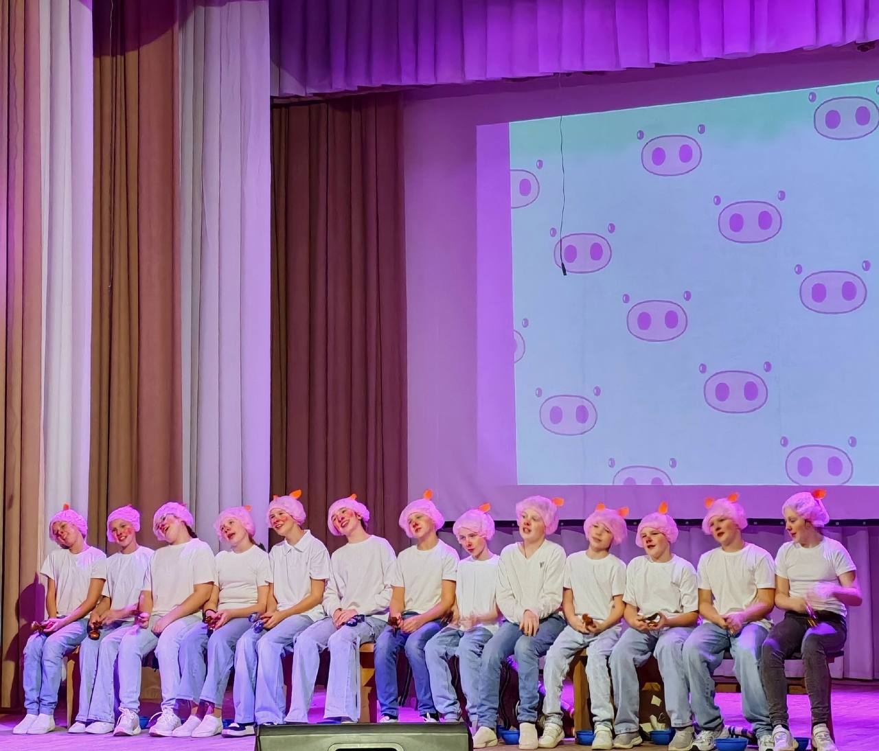 Сегодня на сцене Дворца культуры поселка Белые Берега состоялся показ спектакля «Кошкин дом» Сегодня на сцене Дворца культуры поселка Белые Берега состоялся показ спектакля «Кошкин дом»