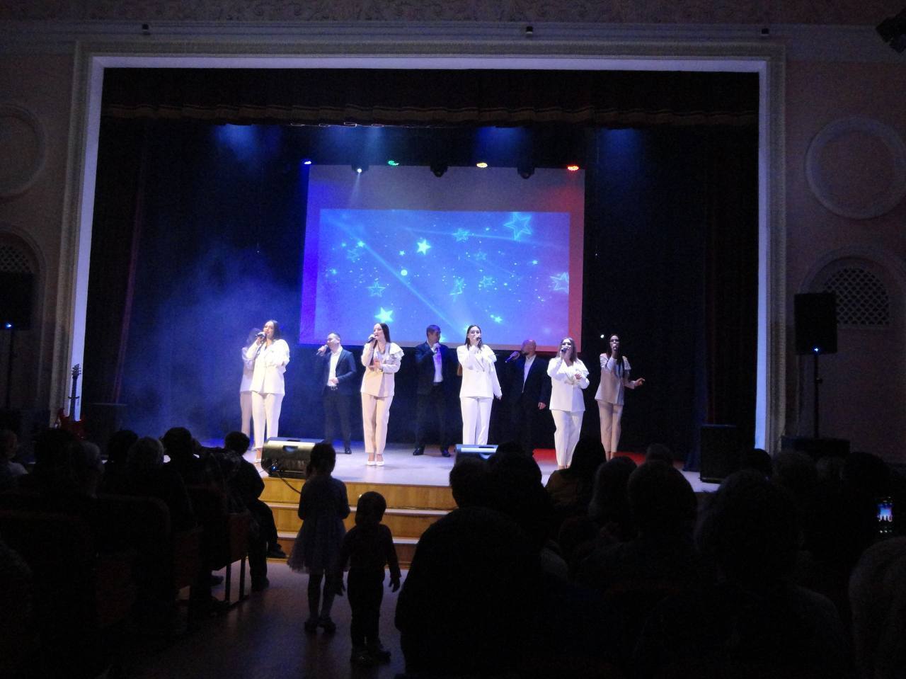 В Доме культуры Володарского района состоялся музыкальный батл между двумя совершенно разными городскими коллективами: народной студии эстрадного вокала «Махаон» и народной вокальной студии эстрадной песни «Созвучие» В Доме культуры Володарского района состоялся музыкальный батл между двумя совершенно разными городскими коллективами: народной студии эстрадного вокала «Махаон» и народной вокальной студии эстрадной песни «Созвучие»