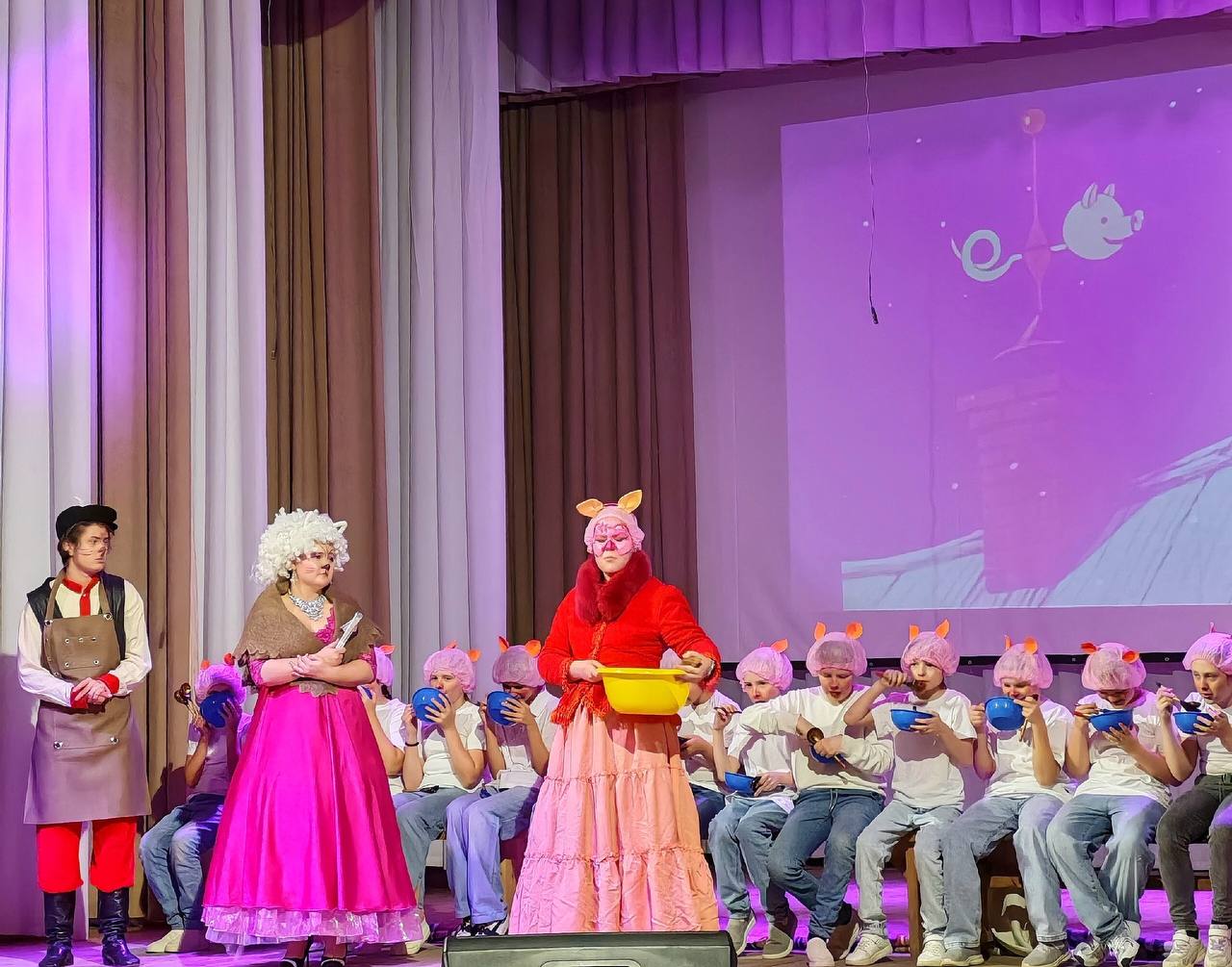 Сегодня на сцене Дворца культуры поселка Белые Берега состоялся показ спектакля «Кошкин дом» Сегодня на сцене Дворца культуры поселка Белые Берега состоялся показ спектакля «Кошкин дом»