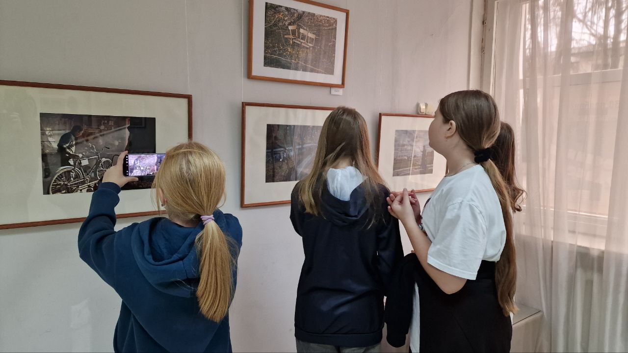 В Брянске сегодня, 8 ноября, в залах городской детской художественной школы открылась фотовыставка "Осенняя рапсодия" В Брянске сегодня, 8 ноября, в залах городской детской художественной школы открылась фотовыставка "Осенняя рапсодия"