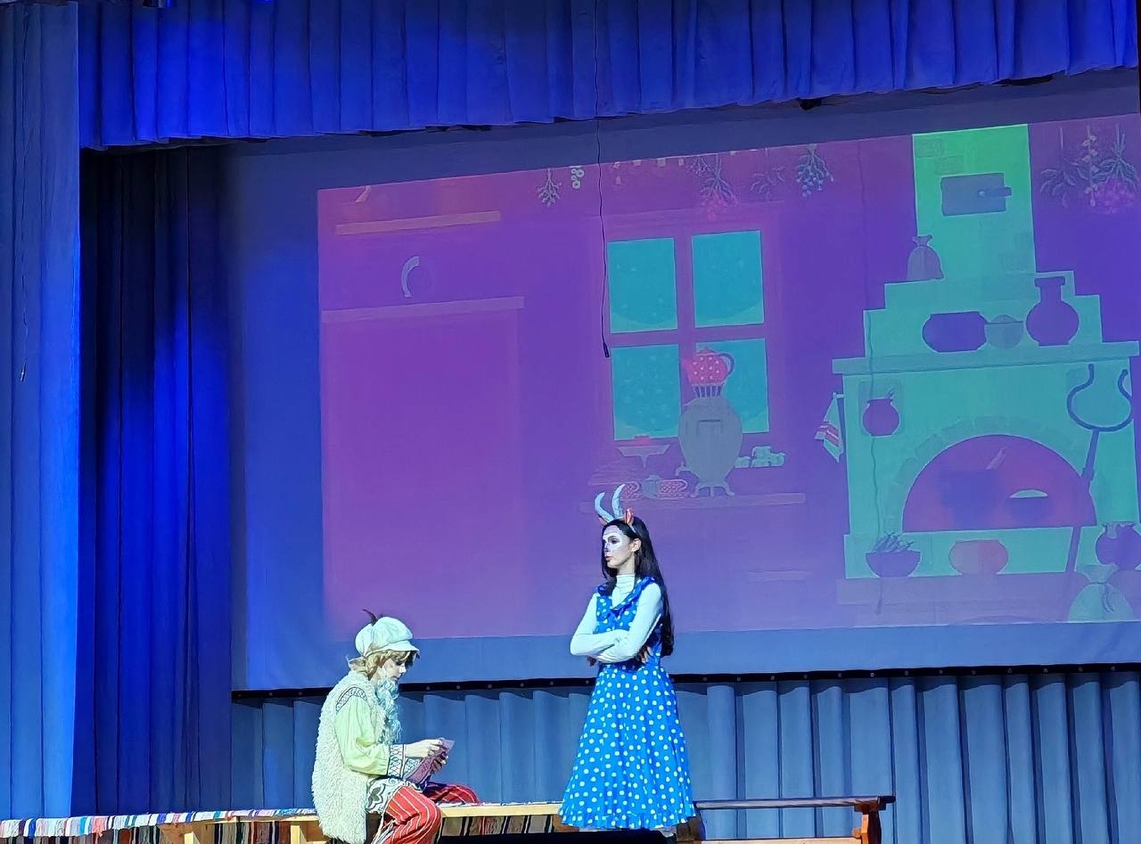 Сегодня на сцене Дворца культуры поселка Белые Берега состоялся показ спектакля «Кошкин дом» Сегодня на сцене Дворца культуры поселка Белые Берега состоялся показ спектакля «Кошкин дом»