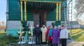 В селе Медведово Клинцовского района состоялось важное событие — на храм Святой Троицы и колокольню были воздвигнуты два купола