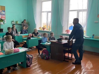 Сотрудники ОНДПР по Климовскому району провели занятие в сельской школе