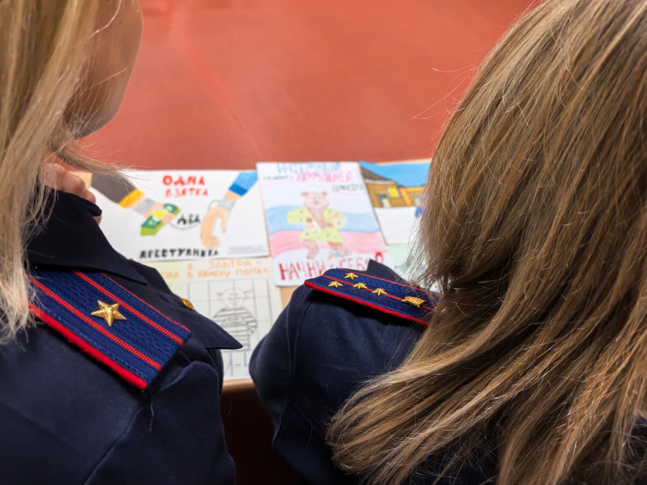 В Брянске в Следственном управлении Следственного комитета России провели первый этап конкурса детского рисунка В Брянске в Следственном управлении Следственного комитета России провели первый этап конкурса детского рисунка