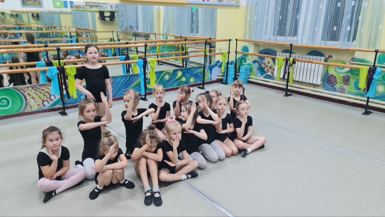 10 ноября в танцевальном коллективе «Акварель» Центра детского творчества прошла патриотическая викторина «Я росинка твоя, Россия»