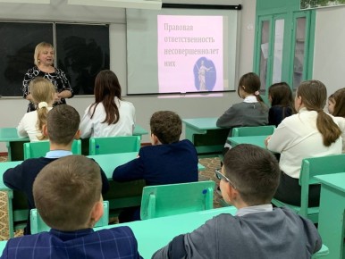 12 ноября, в МБОУ-Ардонской СОШ состоялась профилактическая встреча с социальным педагогом КГЦ ППМиСП Улыбышевой И.А. по теме "Правовая ответственность несовершеннолетних"