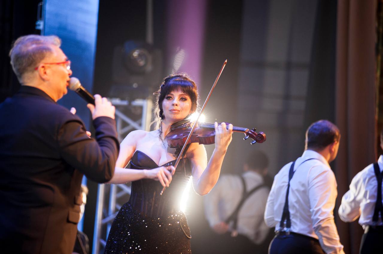 Вчера на сцене концертного зала «Дружба» ПО МНОГОЧИСЛЕННЫМ ПРОСЬБАМ ЗРИТЕЛЕЙ состоялся повтор программы «Как упоительны в России вечера» Вчера на сцене концертного зала «Дружба» ПО МНОГОЧИСЛЕННЫМ ПРОСЬБАМ ЗРИТЕЛЕЙ состоялся повтор программы «Как упоительны в России вечера»