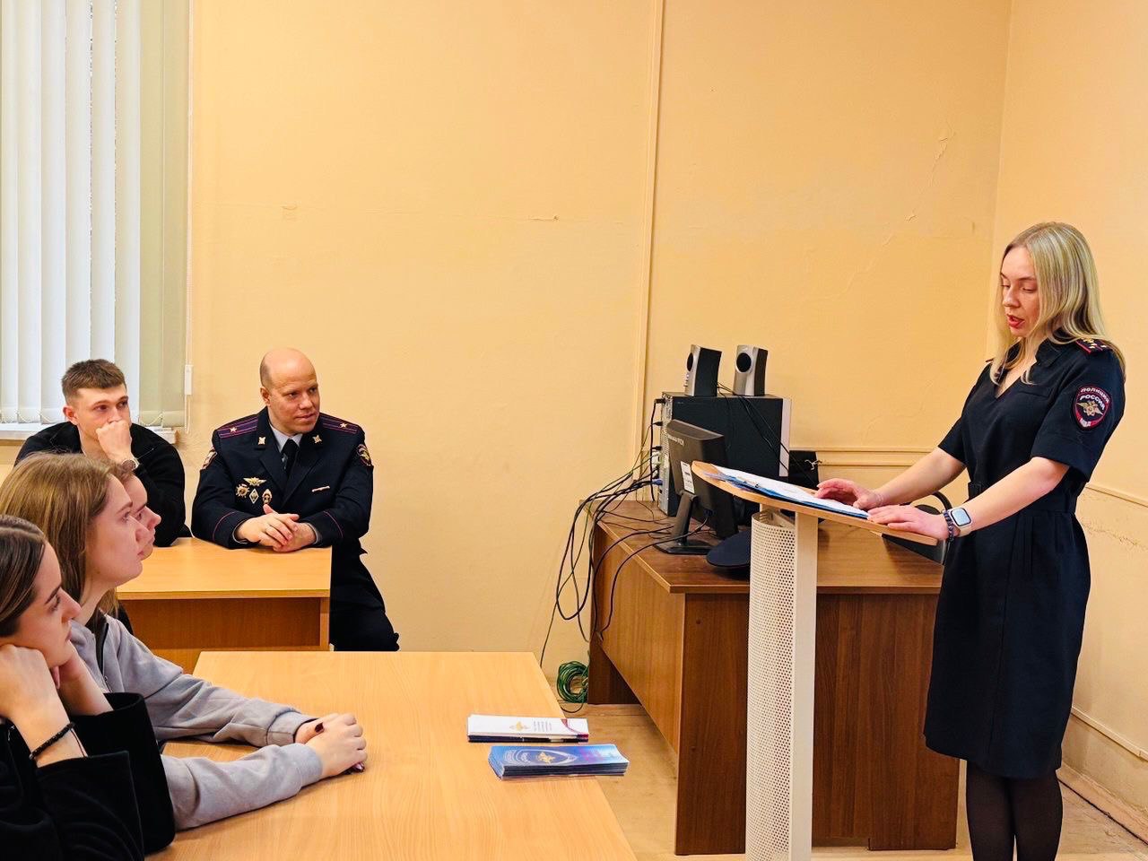 Брянские полицейские провели профориентационную встречу со студентами Брянские полицейские провели профориентационную встречу со студентами