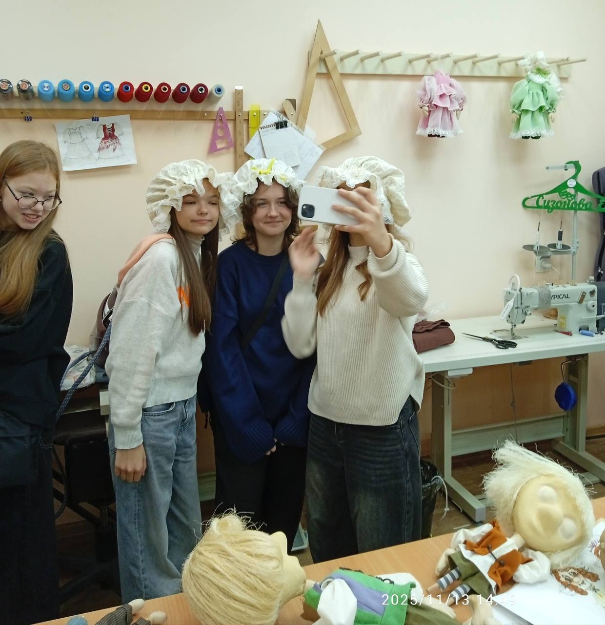 13 ноября учащиеся отделения ИЗО направления « Декоративно-прикладное творчество» МБУДО «Детская школа искусств №10» города Брянска с преподавателем О.А. Демьянкова побывали на открытии собственной выставки по... 13 ноября учащиеся отделения ИЗО направления « Декоративно-прикладное творчество» МБУДО «Детская школа искусств №10» города Брянска с преподавателем О.А. Демьянкова побывали на открытии собственной выставки по...