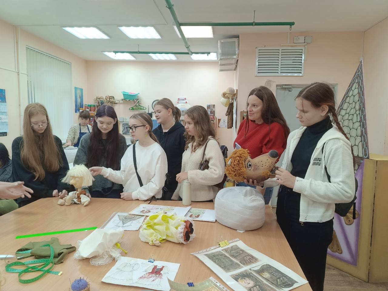 13 ноября учащиеся отделения ИЗО направления « Декоративно-прикладное творчество» МБУДО «Детская школа искусств №10» города Брянска с преподавателем О.А. Демьянкова побывали на открытии собственной выставки по... 13 ноября учащиеся отделения ИЗО направления « Декоративно-прикладное творчество» МБУДО «Детская школа искусств №10» города Брянска с преподавателем О.А. Демьянкова побывали на открытии собственной выставки по...