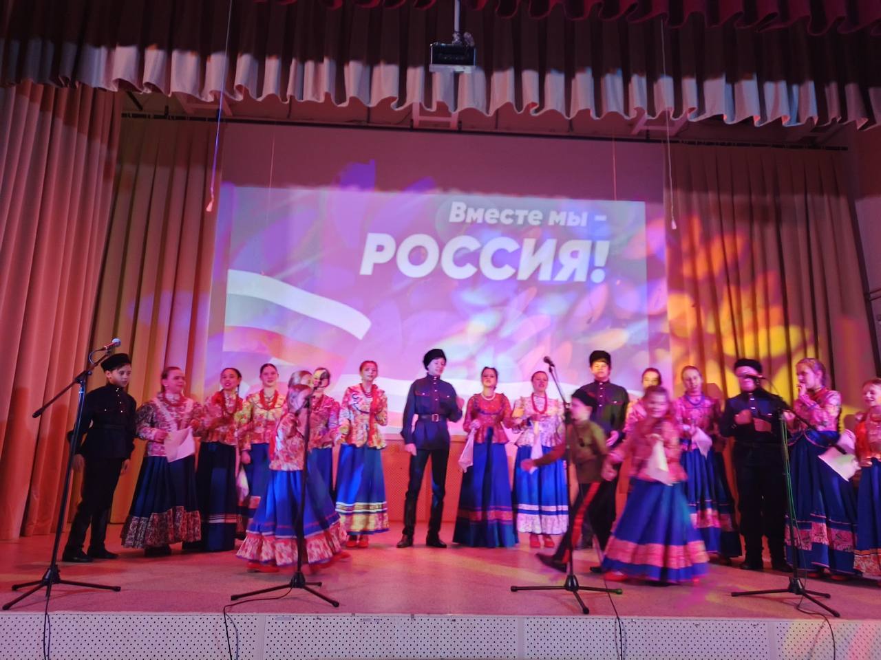 13 ноября в Детской школе №3 им.Г.В.Свиридова состоялся патриотический концерт, собравший школьников общеобразовательных школ Володарского района города Брянска 13 ноября в Детской школе №3 им.Г.В.Свиридова состоялся патриотический концерт, собравший школьников общеобразовательных школ Володарского района города Брянска