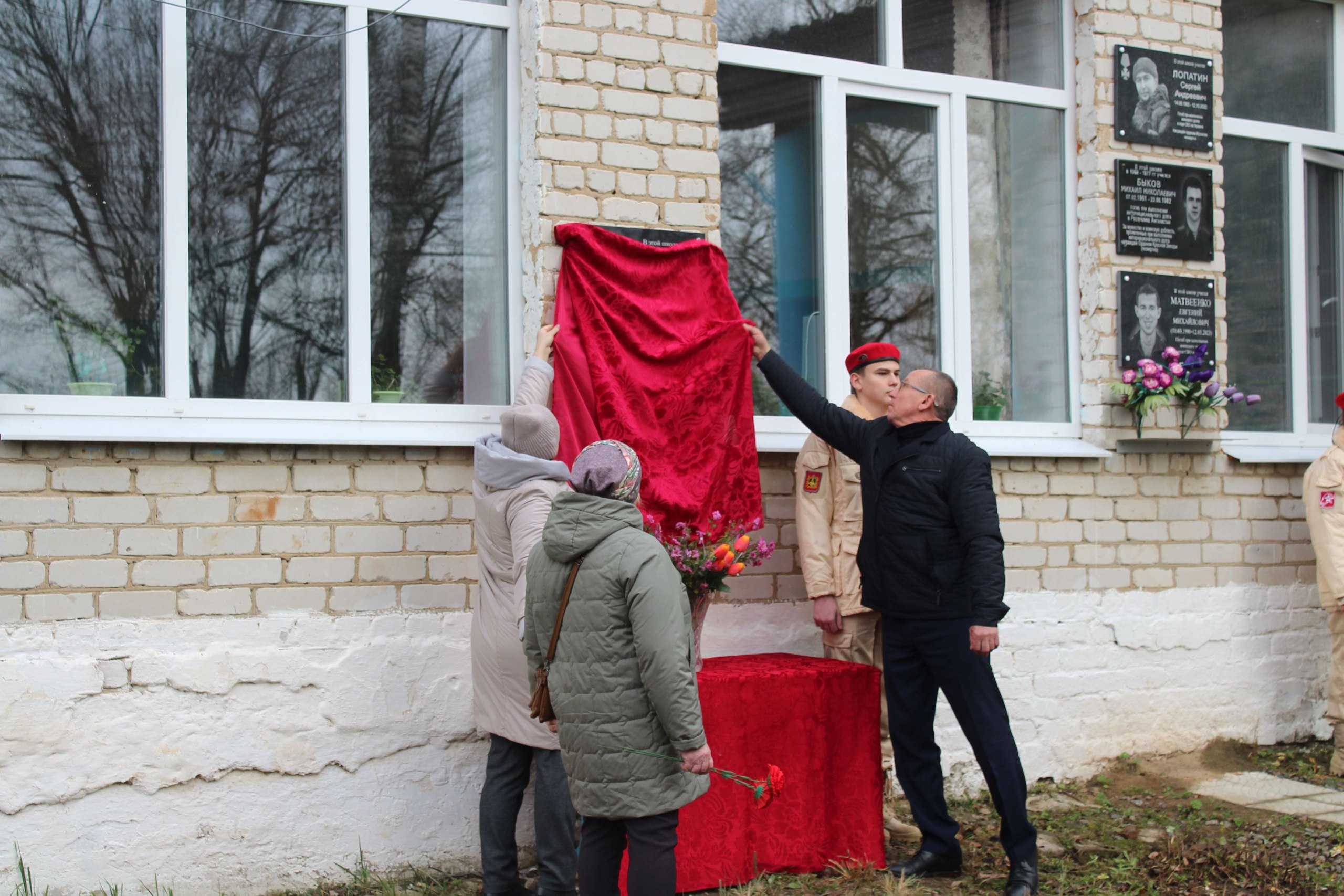 В с. Новая Романовка Мглинского района состоялся митинг, посвящённый открытию мемориальной доски выпускнику школы Дмитрию Зубрицкому, погибшему в ходе специальной военной операции на Украине В с. Новая Романовка Мглинского района состоялся митинг, посвящённый открытию мемориальной доски выпускнику школы Дмитрию Зубрицкому, погибшему в ходе специальной военной операции на Украине