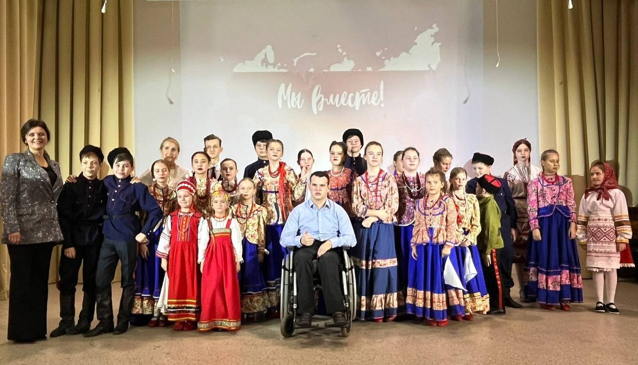 13 ноября в Детской школе №3 им.Г.В.Свиридова состоялся патриотический концерт, собравший школьников общеобразовательных школ Володарского района города Брянска