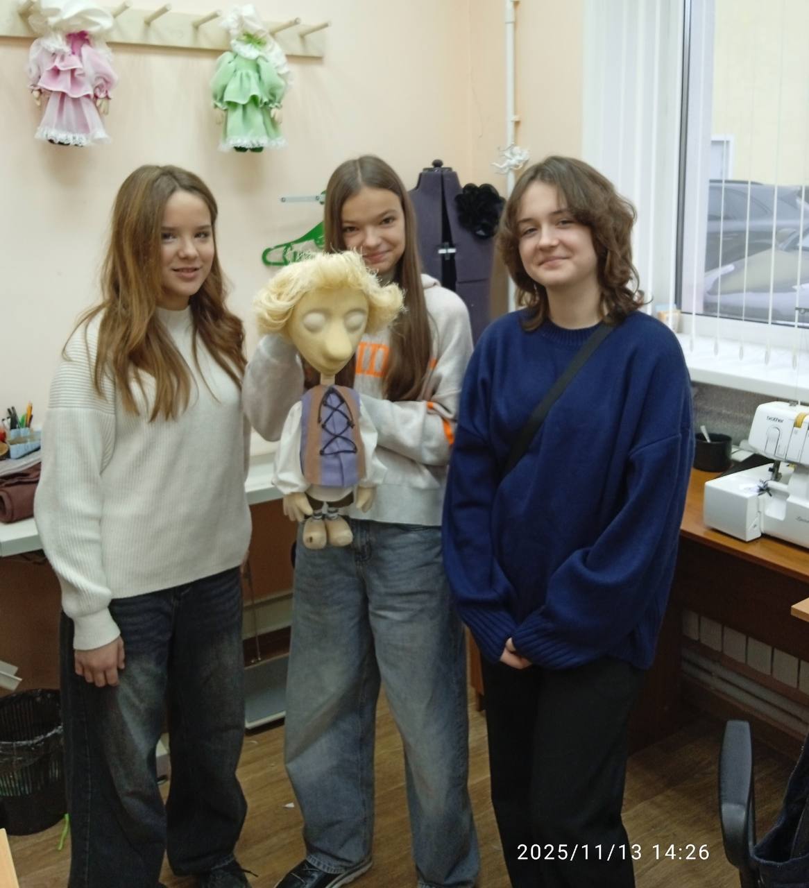 13 ноября учащиеся отделения ИЗО направления « Декоративно-прикладное творчество» МБУДО «Детская школа искусств №10» города Брянска с преподавателем О.А. Демьянкова побывали на открытии собственной выставки по... 13 ноября учащиеся отделения ИЗО направления « Декоративно-прикладное творчество» МБУДО «Детская школа искусств №10» города Брянска с преподавателем О.А. Демьянкова побывали на открытии собственной выставки по...