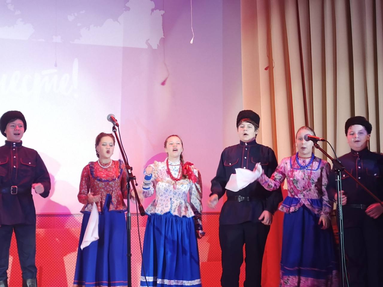 13 ноября в Детской школе №3 им.Г.В.Свиридова состоялся патриотический концерт, собравший школьников общеобразовательных школ Володарского района города Брянска 13 ноября в Детской школе №3 им.Г.В.Свиридова состоялся патриотический концерт, собравший школьников общеобразовательных школ Володарского района города Брянска