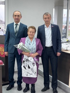 В торжественной атмосфере на очередном заседании Климовского районного Совета народных депутатов седьмого созыва прозвучали искренние поздравления в адрес депутатов, отмечающих в этот период свои дни рождения