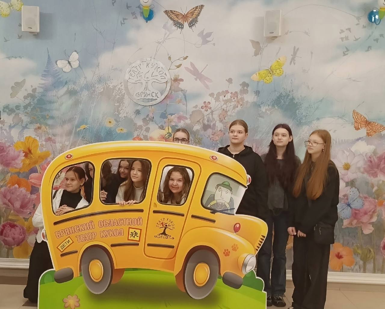 13 ноября учащиеся отделения ИЗО направления « Декоративно-прикладное творчество» МБУДО «Детская школа искусств №10» города Брянска с преподавателем О.А. Демьянкова побывали на открытии собственной выставки по... 13 ноября учащиеся отделения ИЗО направления « Декоративно-прикладное творчество» МБУДО «Детская школа искусств №10» города Брянска с преподавателем О.А. Демьянкова побывали на открытии собственной выставки по...