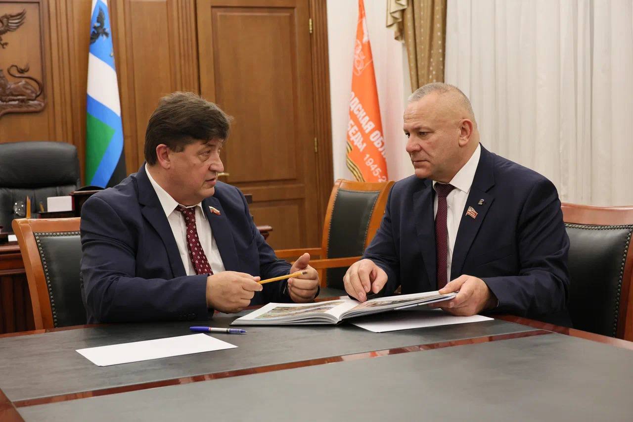 Вместе к решению общих задач! Председатель Брянской областной Думы Валентин Суббот с рабочим визитом посетил Белгородскую область Вместе к решению общих задач! Председатель Брянской областной Думы Валентин Суббот с рабочим визитом посетил Белгородскую область