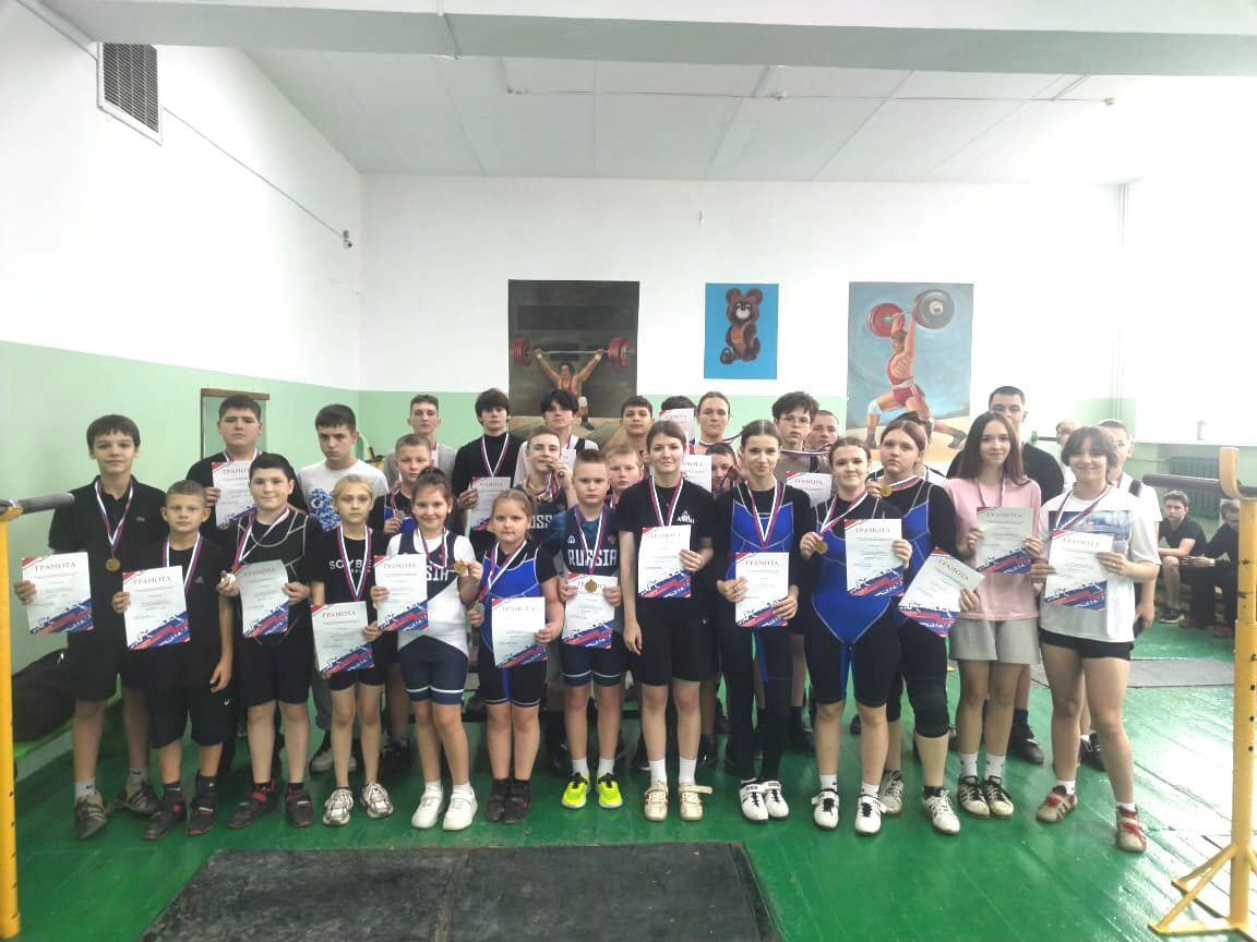 13 ноября 2025 года в спортивном зале МБУ МО СШ им. Героя России В. И.Шкурного прошло первенство города по тяжелой атлетике среди юношей и девушек