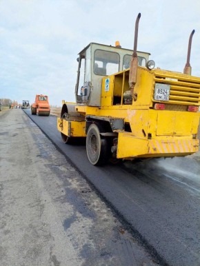 В Красногорском районе Брянской области ремонтируют участок автодороги Красная Гора-Николаевка, протяженностью более 7-ми км. Работы проводит подрядная организация АО «Брянскавтодор»