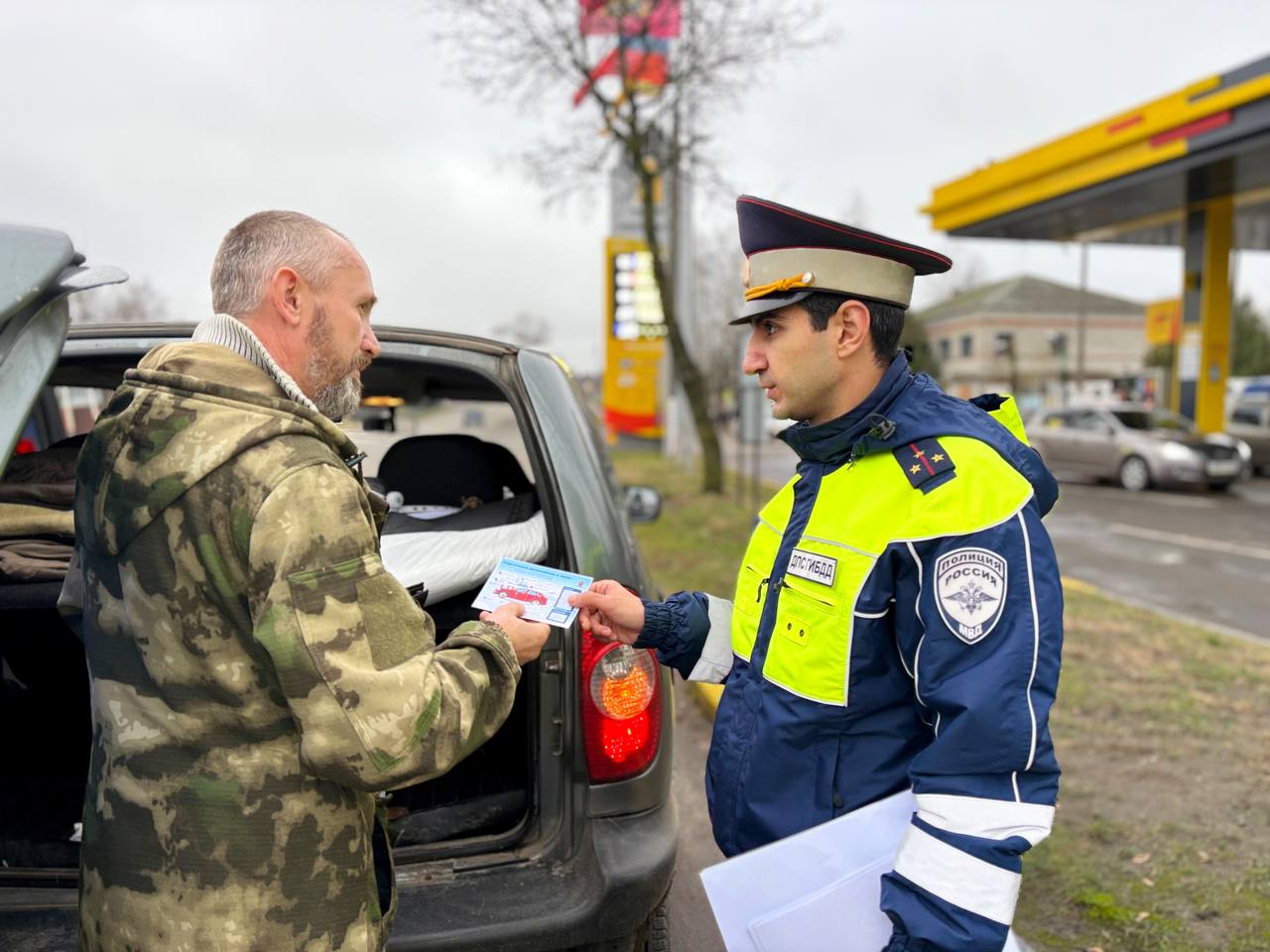 Сотрудники Госавтоинспекции МО МВД России «Новозыбковский» провели профилактическую акцию «Смени шины у своей машины!» Сотрудники Госавтоинспекции МО МВД России «Новозыбковский» провели профилактическую акцию «Смени шины у своей машины!»